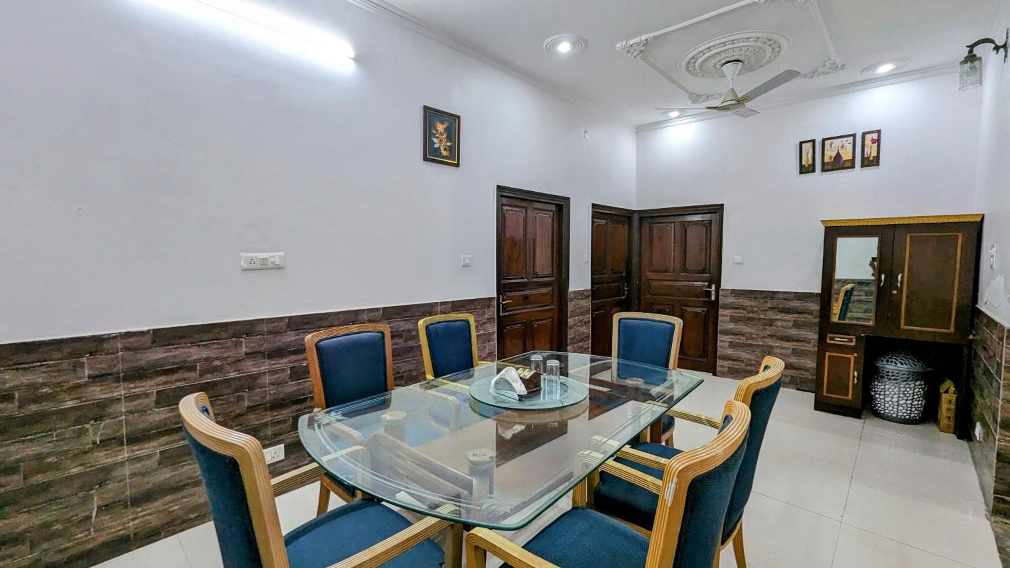 Hotel Lecston @Yashobhoomi Dwarka Sector - 25 Metro Station Delhi  Esterno foto