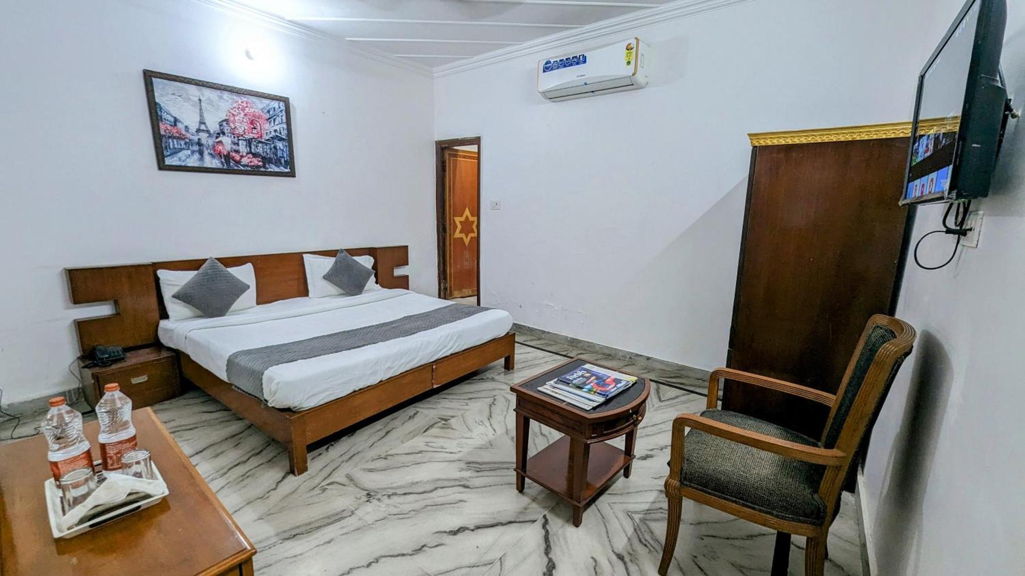 Hotel Lecston @Yashobhoomi Dwarka Sector - 25 Metro Station Delhi  Esterno foto