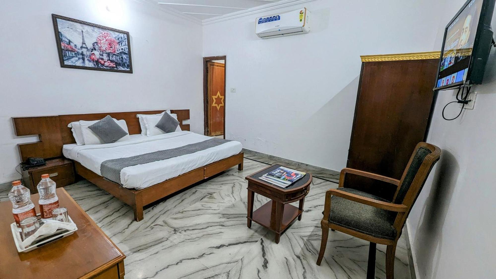 Hotel Lecston @Yashobhoomi Dwarka Sector - 25 Metro Station Delhi  Esterno foto