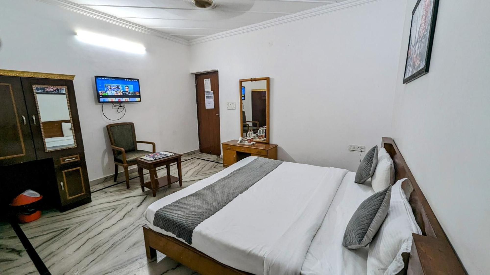 Hotel Lecston @Yashobhoomi Dwarka Sector - 25 Metro Station Delhi  Esterno foto