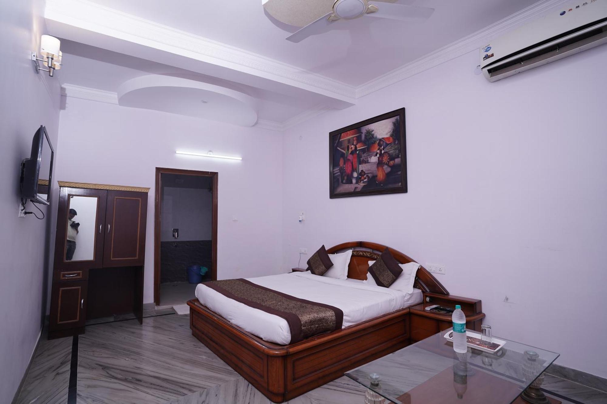 Hotel Lecston @Yashobhoomi Dwarka Sector - 25 Metro Station Delhi  Esterno foto