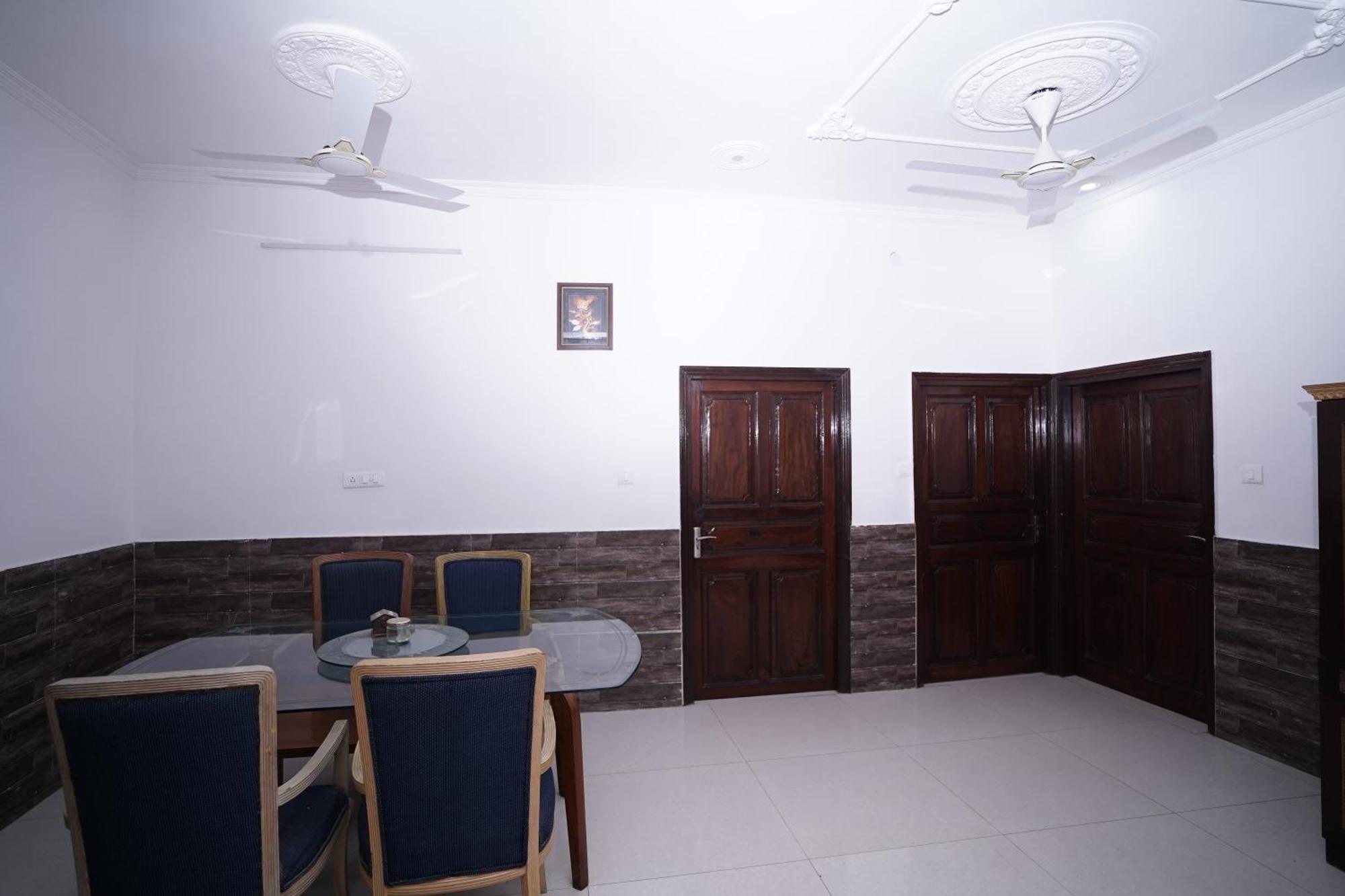 Hotel Lecston @Yashobhoomi Dwarka Sector - 25 Metro Station Delhi  Esterno foto