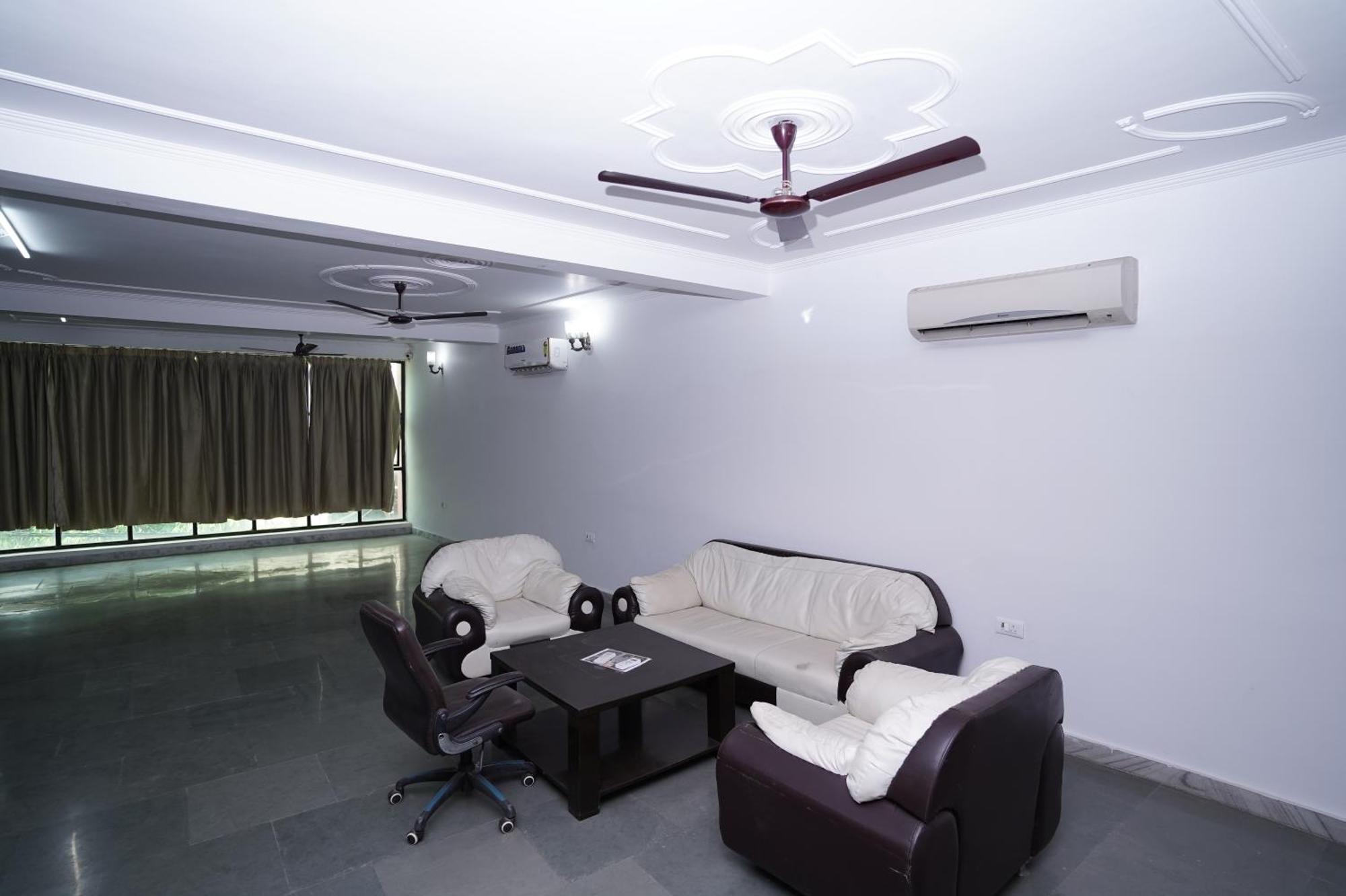 Hotel Lecston @Yashobhoomi Dwarka Sector - 25 Metro Station Delhi  Esterno foto