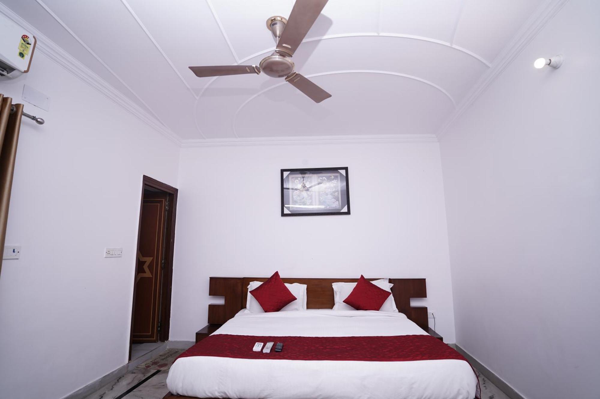 Hotel Lecston @Yashobhoomi Dwarka Sector - 25 Metro Station Delhi  Esterno foto